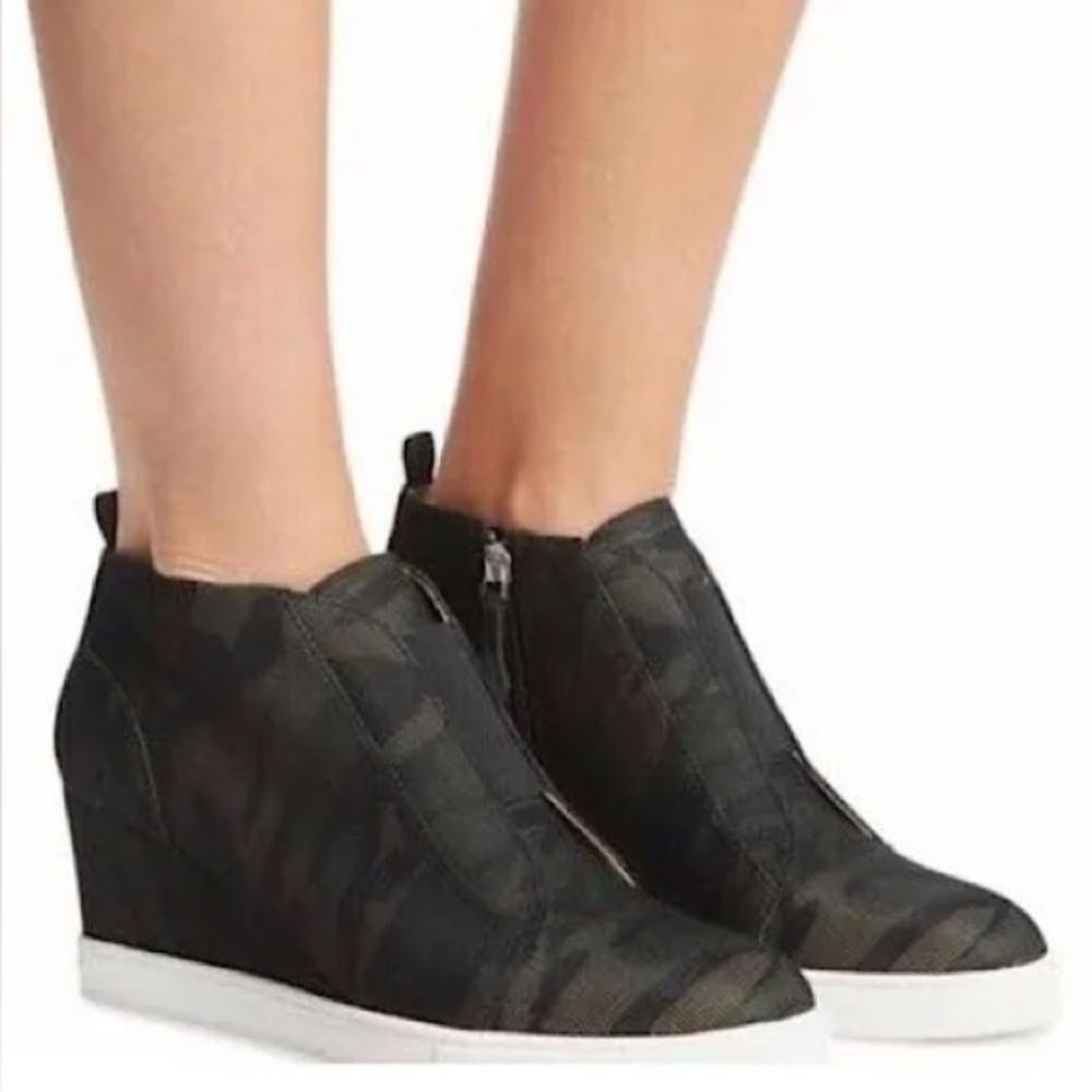 Linea Paolo Felicia Black and Gray Camo Wedge Sneakers Sz 7M